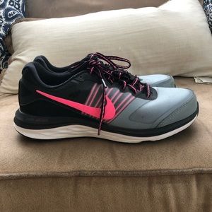 Like new. Nike dual fusion x